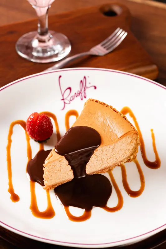 Calda de chocolate despejada sobre uma fatia
