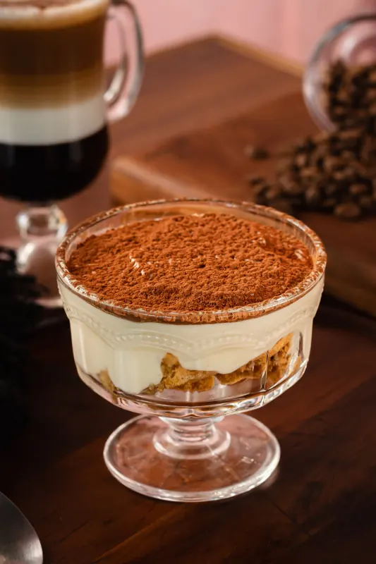 Tiramisu na taça com cacau por cima