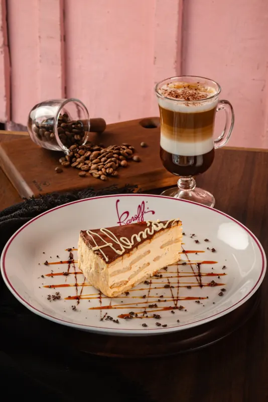 Fatia de torta alemã escrita em chocolate branco